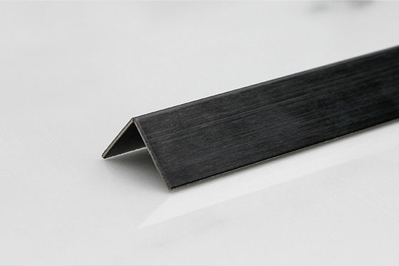 좋은 가격 블랙 브러시드 스테인리스 스틸 타일 트림 V자형 DIN 표준 2438MM 길이 온라인으로
